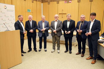 Landrat Stephan Pusch (links) zeichnete langjährige und ehemalige Kreistagsmitglieder aus (von rechts): Norbert Reyans, Franz-Josef Beckers, Heinz Theo Vergossen, Ulrich Sonntag, Dr. Hanno Kehren und Wiljo Caron. Foto: Kreis Heinsberg