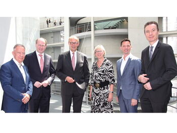Landrat Stephan Pusch (l.) sprach sich bei der NRW-Landrätekonferenz am 27. und 28. Juni 2024 in Berlin gegen die Refompläne des Bundes für den Rettungsdienst aus. Foto: LKT NRW