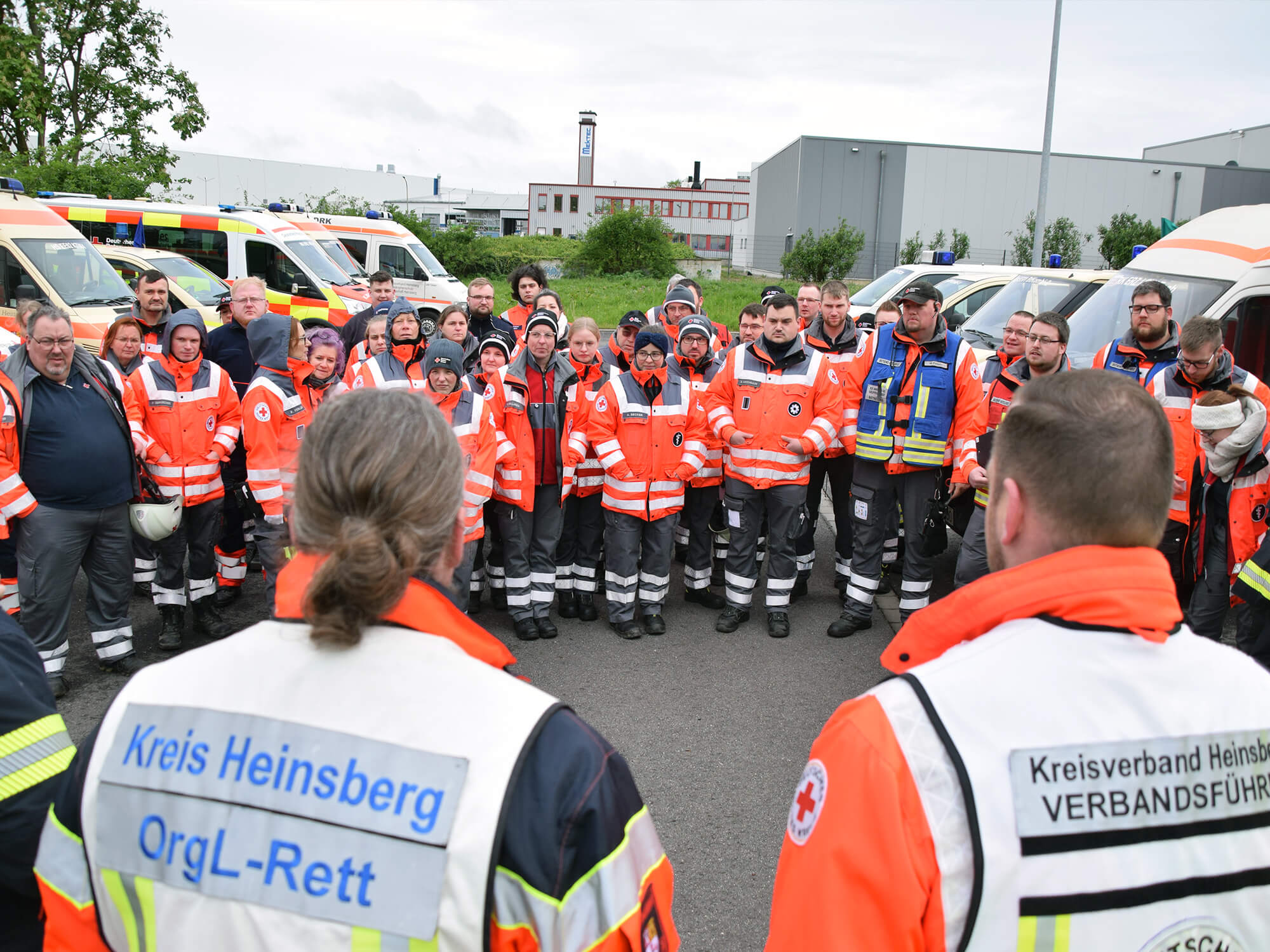 In Übach-Palenberg bauten die Einsatzkräfte in kürzester Zeit einen Behandlungsplatz für bis zu 50 Menschen auf. Foto: Ties Salden