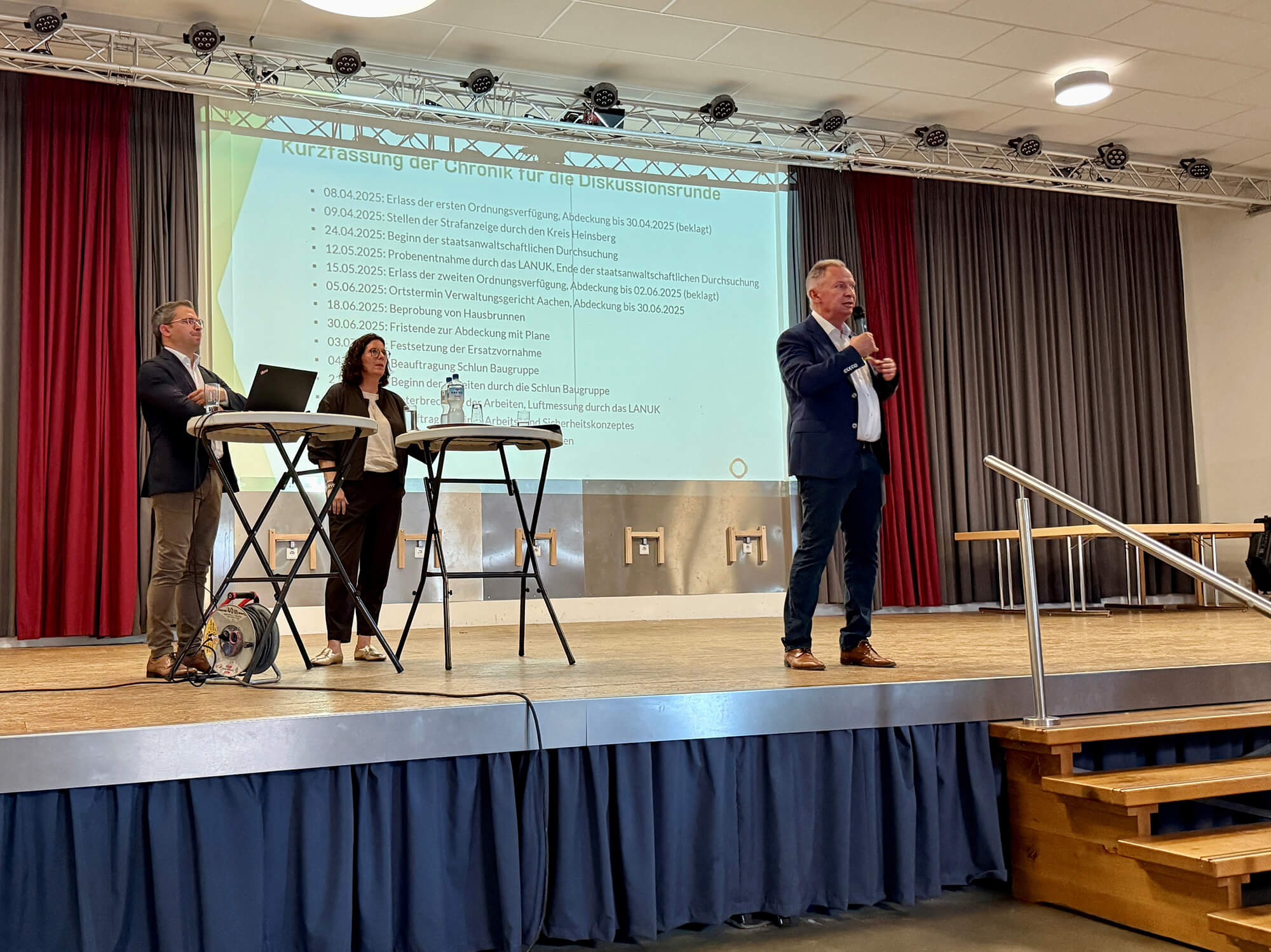 Landrat Stephan Pusch (r.), Dezernent Daniel Goertz und Umweltamtsleiterin Sonja Zaunbrecher beantworteten die Fragen der Bürger. Foto: Kreis Heinsberg
