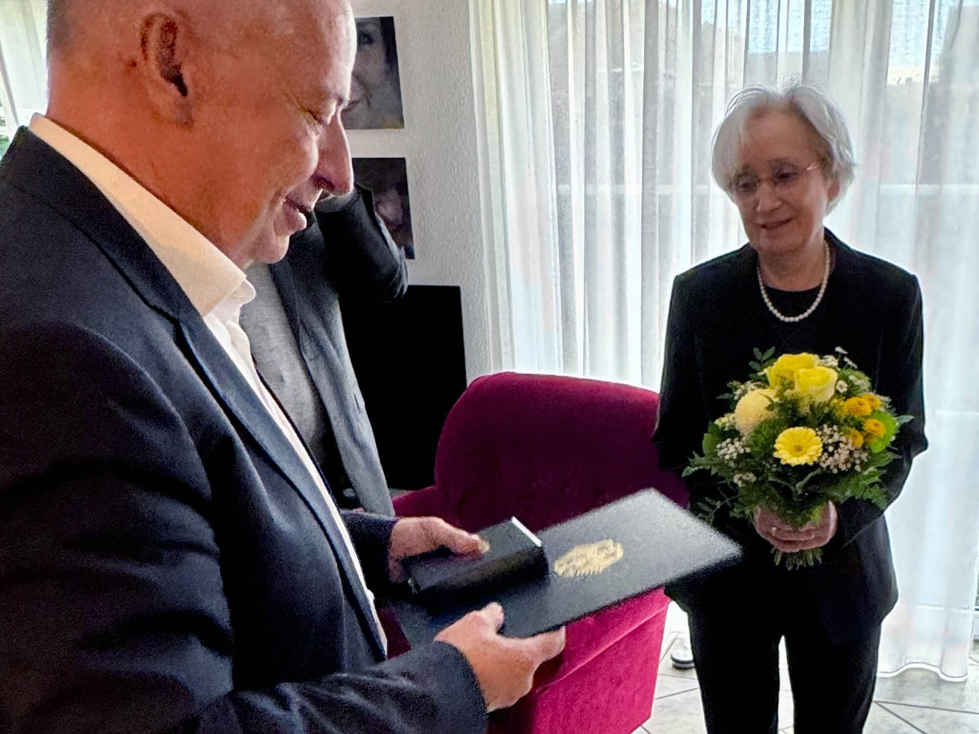 Landrat Stephan Pusch hat in Wassenberg den Bundesverdienstorden der Bundesrepublik Deutschland an Irmgard Eberl ausgehändigt. Foto: Jens Sannig