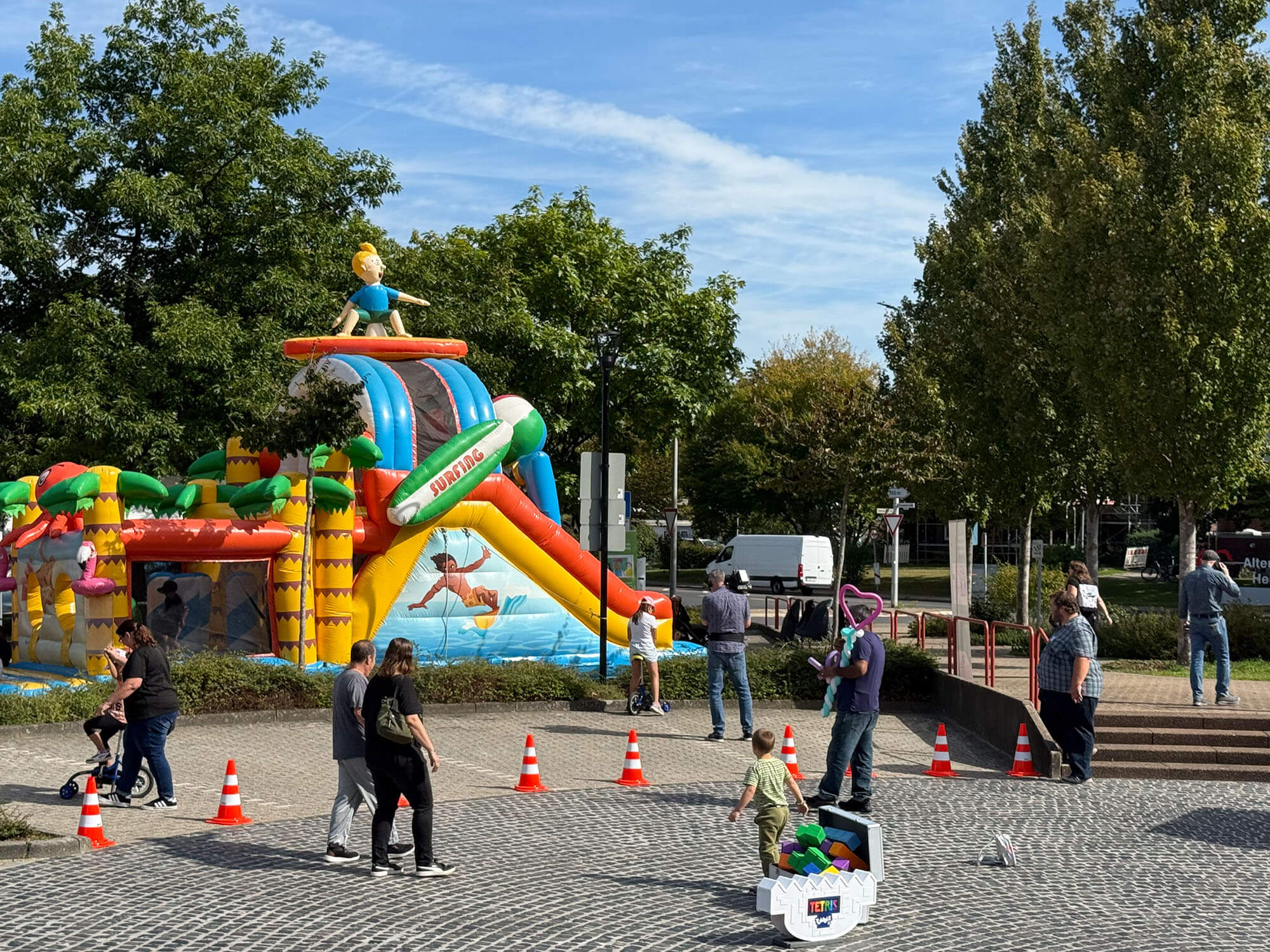Vor dem Heinsberger Kreishaus bot sich zum Weltkindertag ein buntes Programm. Foto: Kreis Heinsberg