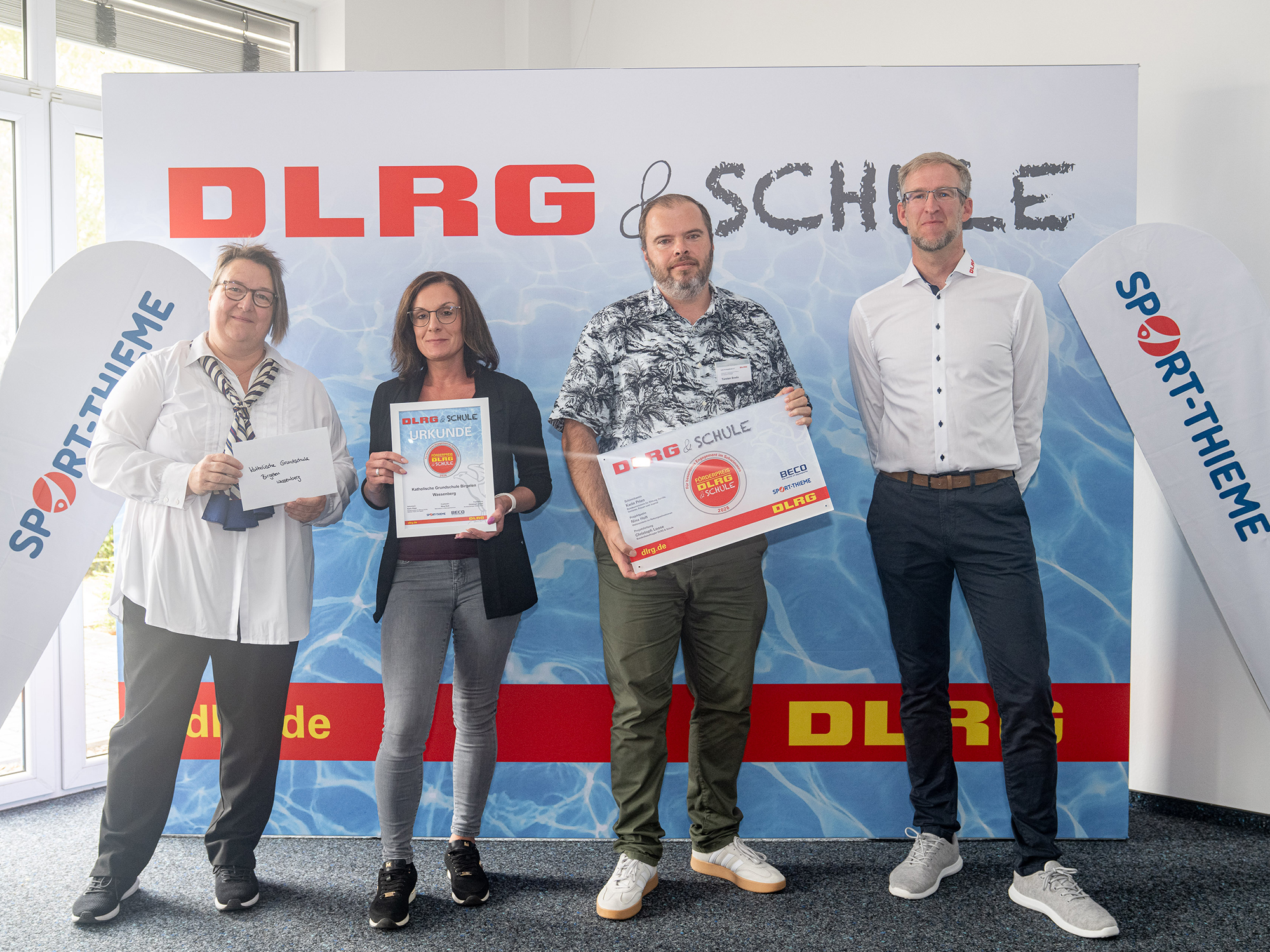 Astrid Kamps, Stefanie Mevißen, Torsten Breda und Matthias Stoll freuten sich über den 1. Platz des Förderpreises „DLRG & Schule 2026“. Foto: DLRG e.V.