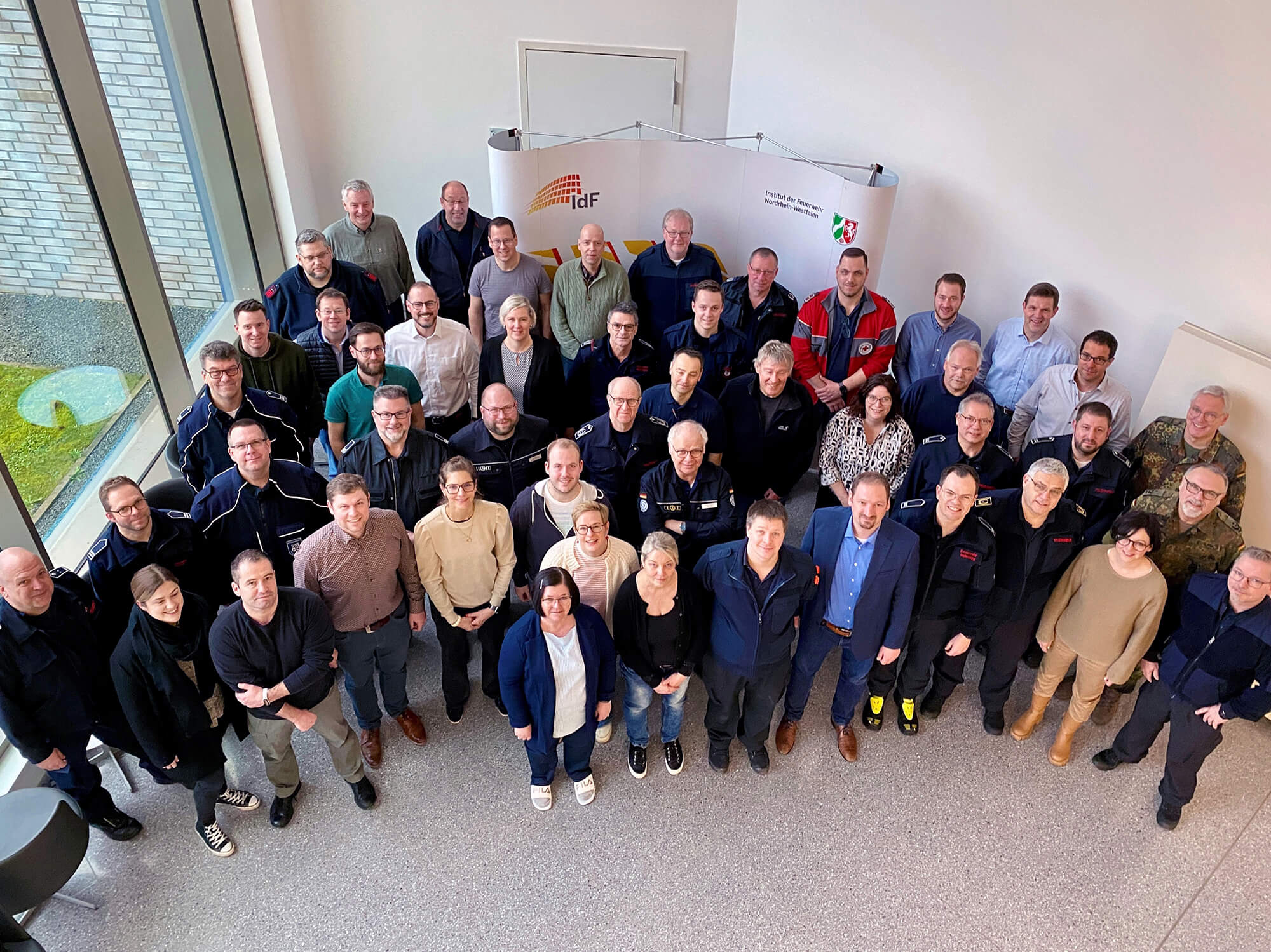 Die Teilnehmer simulierten während der Krisenstabsübung am Institut der Feuerwehr NRW in Münster (IDF) unterschiedliche Katastrophenszenarien. Foto: Kreis Heinsberg