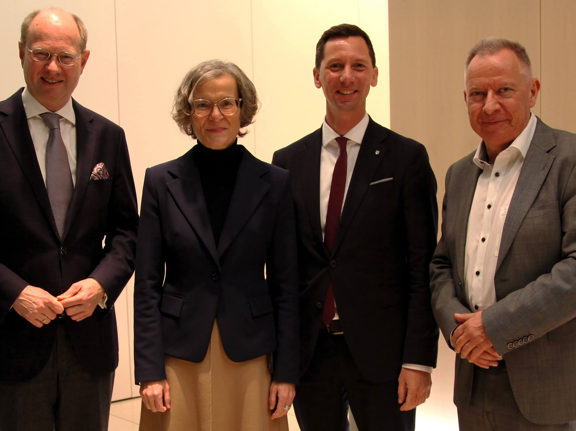 NRW-Kommunalministerin Ina Scharrenbach mit Dr. Olaf Gericke (l./Kreis Warendorf), Andreas Müller (Kreis Siegen-Wittgenstein) und Stephan Pusch (r.). Foto: LKT NRW