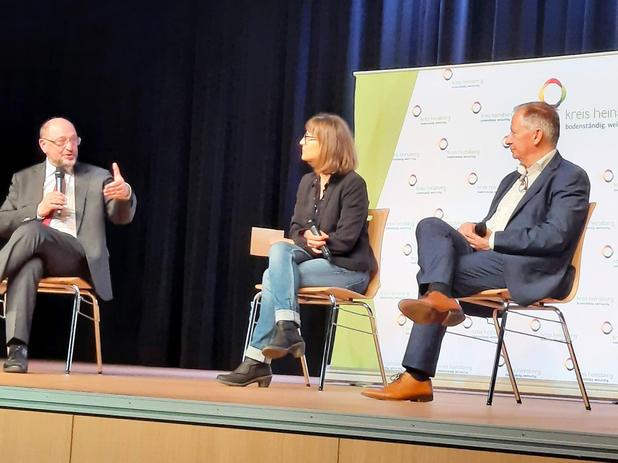 Martin Schulz (l.) im Gespräch mit Landrat Stephan Pusch und Moderatorin Anne Gebler-Walkenbach. Foto: Kreis Heinsberg