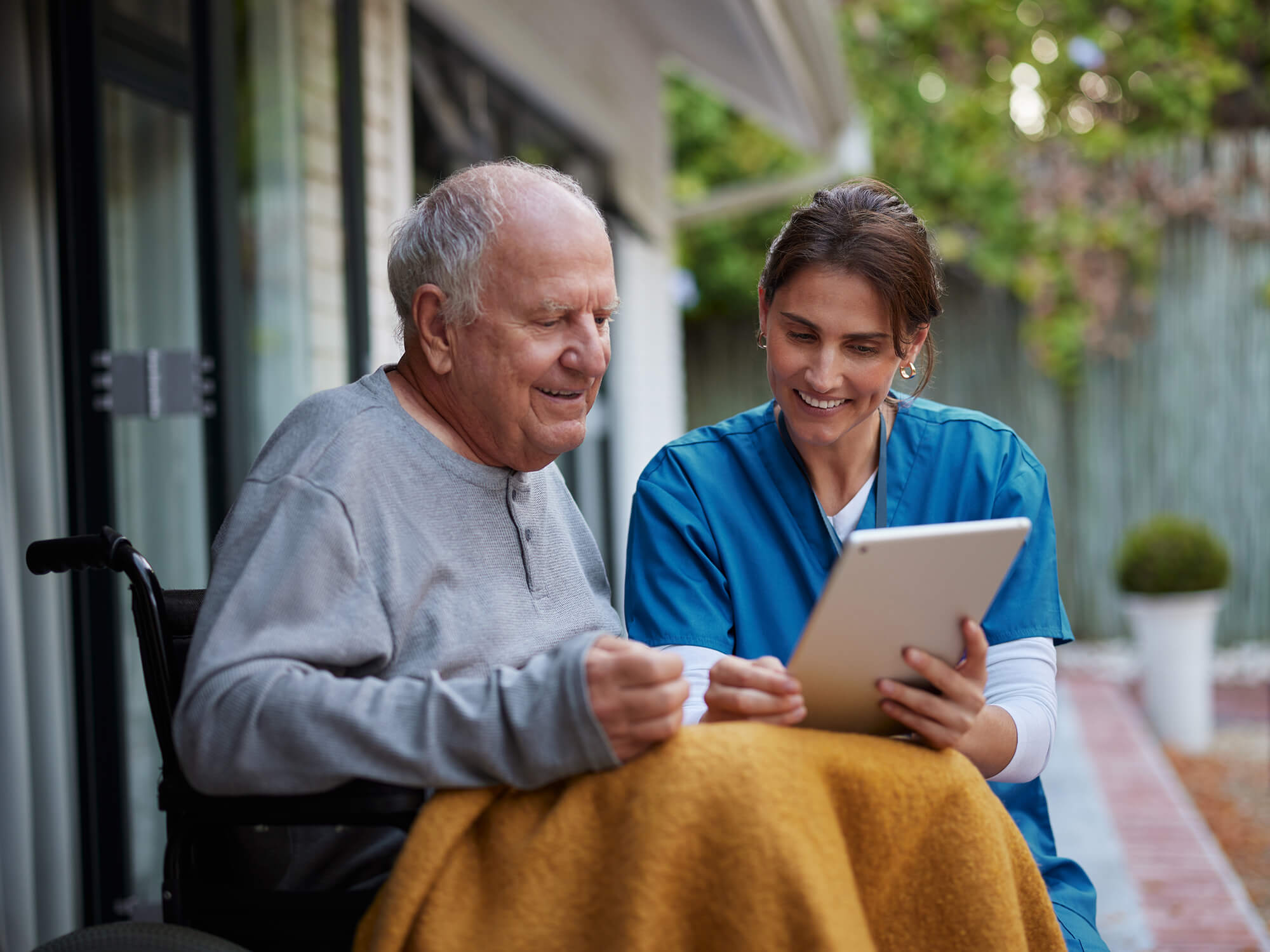Bereits 2023 waren bundesweit rund 403.000 stationär gepflegte Menschen auf „Hilfe zur Pflege“ angewiesen – Tendenz steigend. Foto: iStock/Ridofranz