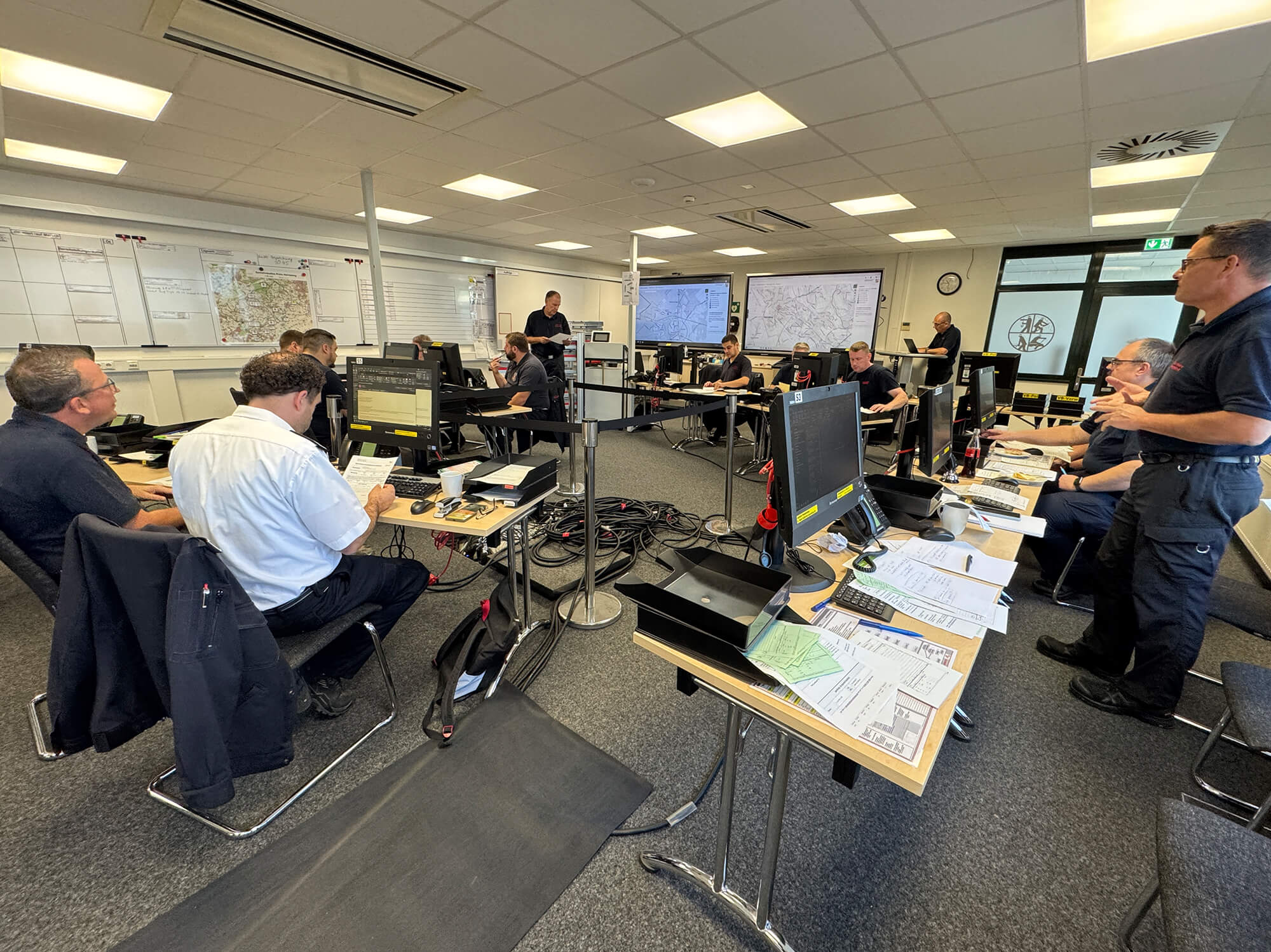 Bei der Stabsübung im Feuerschutzzentrum Erkelenz stand die überörtliche Gesamtkoordinierung im Mittelpunkt. Stellvertretender Kreisbrandmeister Claus Vaehsen (r./stehend) übernahm die Führung des Stabs Einsatzleitung. Foto: Kreis Heinsberg