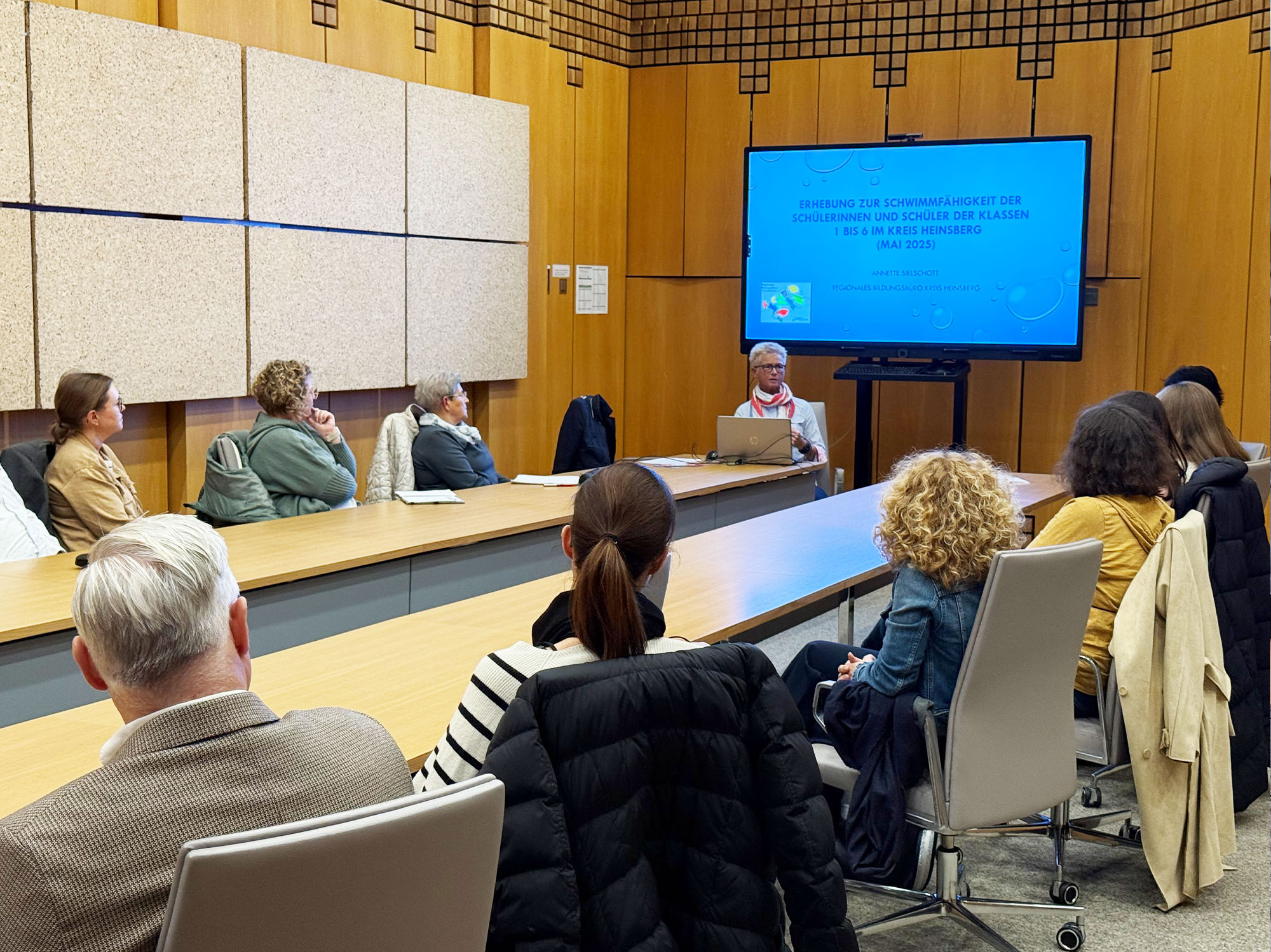 Pädagogische Leitung Annette Sielschott (4. v. li.) vom Regionalen Bildungsbüro Kreis Heinsberg präsentierte die Ergebnisse einer von ihr im Mai 2025 durchgeführten Erhebung. Foto: Kreis Heinsberg