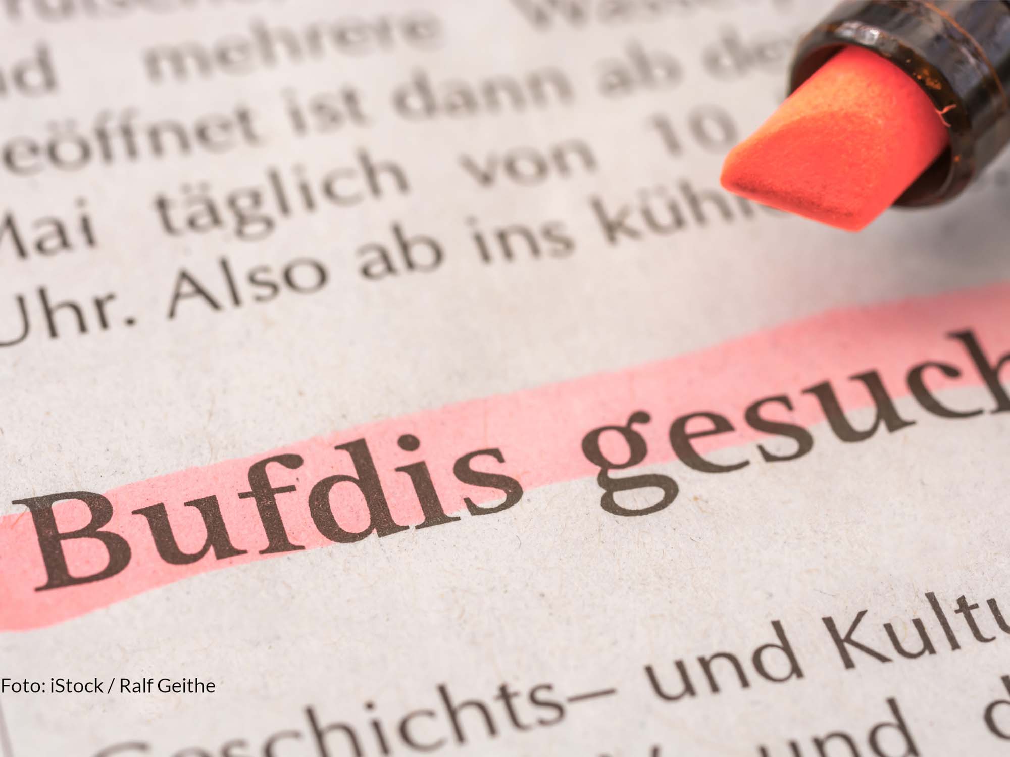 Zeitungsannonce "Bufdis gesucht". Foto: iStock / Ralf Geithe