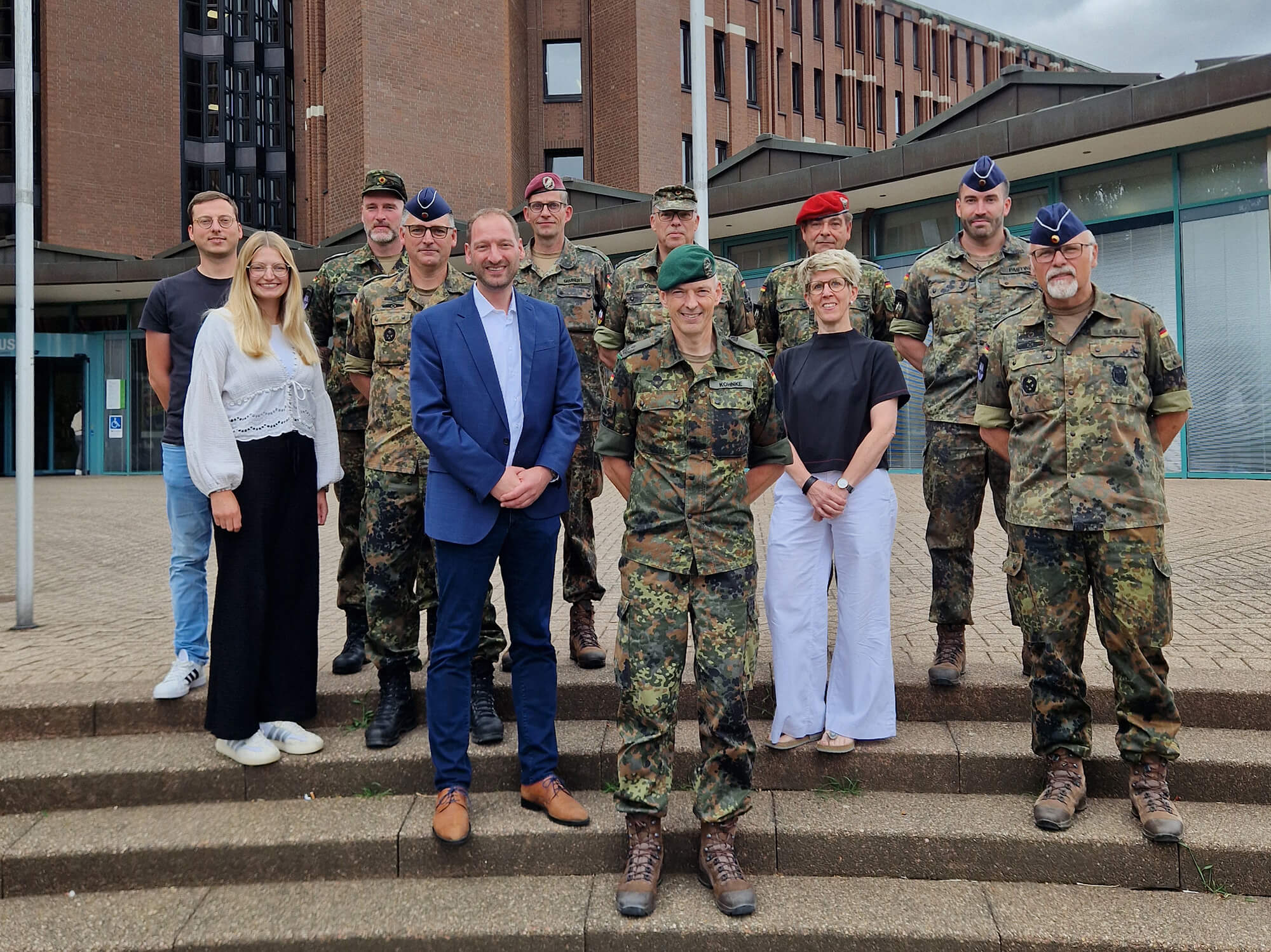 Vertreter des Krisenstabs und der Zivilen Alarmplanung zusammen mit den Übungsteilnehmern des KVKs. Foto: Kreis Heinsberg