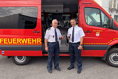 Der langjährige Leiter des Feuerschutzzentrums des Kreises Heinsberg in Erkelenz, Thomas Kähler (60/links), hat seinen aktiven Dienst beendet. Neuer Leiter des Feuerschutzzentrums ist Thomas Hoffmann (44/rechts). Foto: Kreis Heinsberg