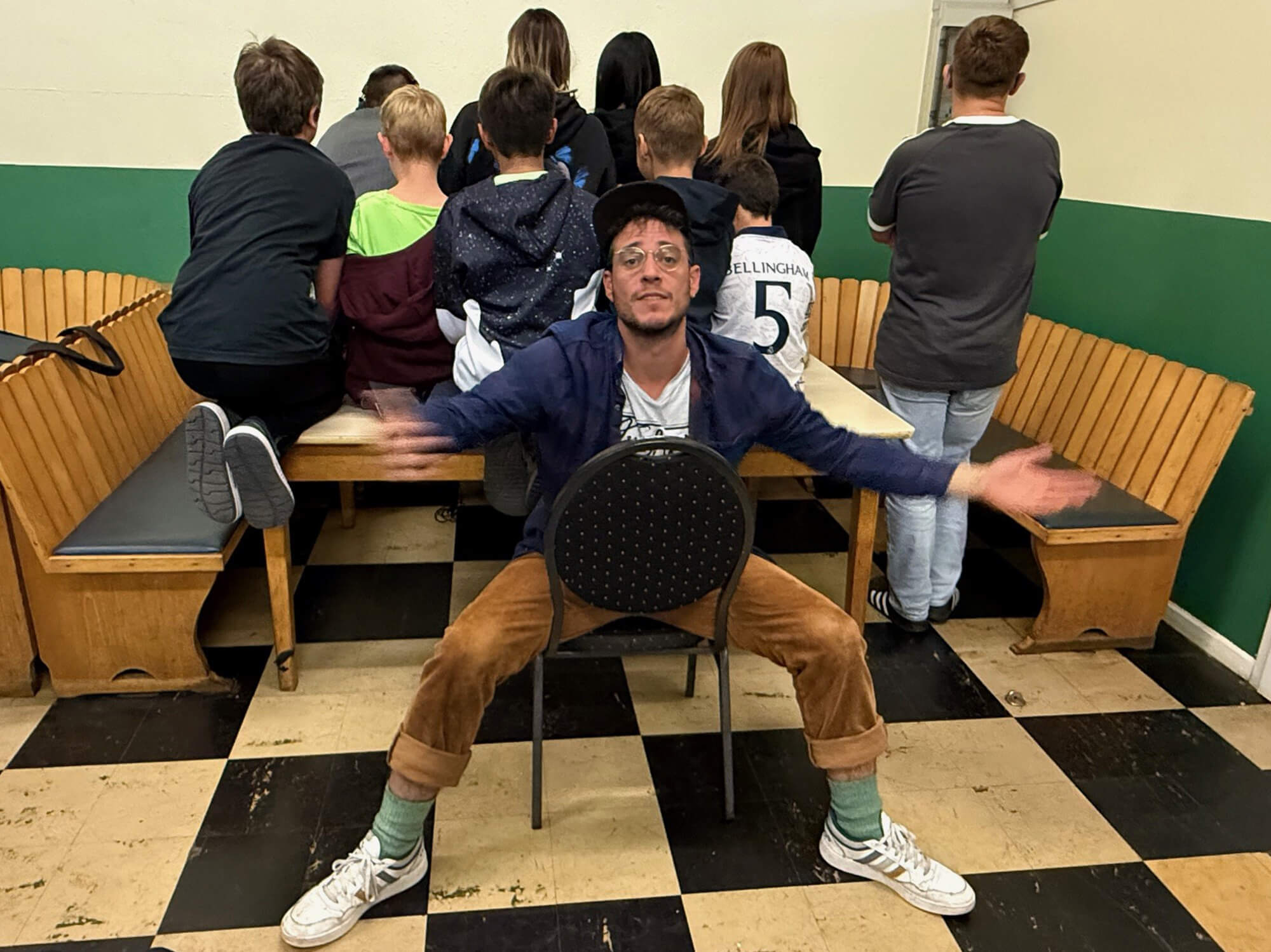 Die Jugendlichen wurden in einem HipHop-Workshop von Michele Grifone, einem professionellen Gesangslehrer aus Köln, unterstützt. Foto: Kreis Heinsberg